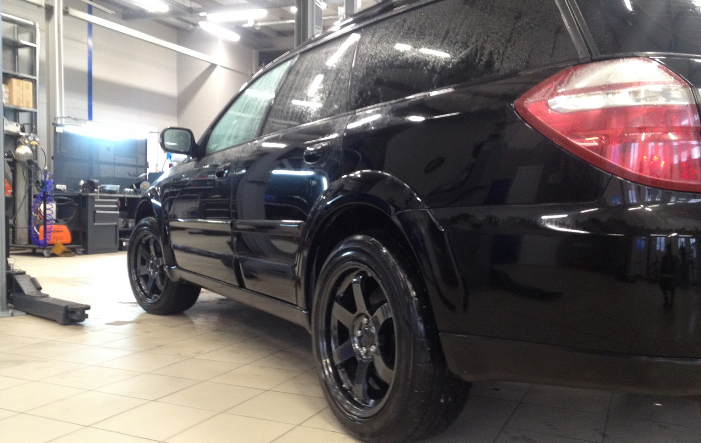 Черные STi тормоза на Subaru Legacy Outback
